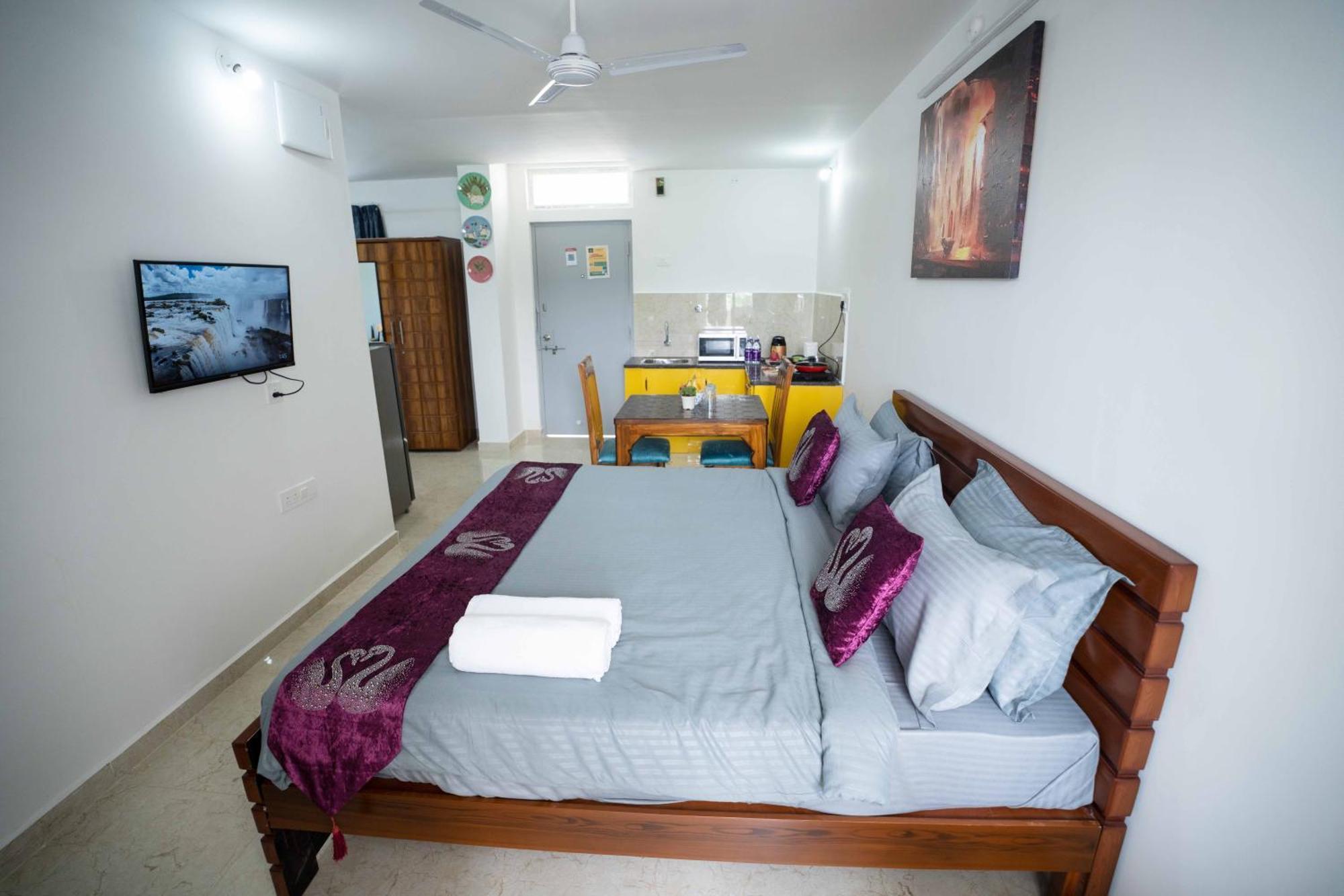 Yellow Bells Studios And Suites Gachibowli Ngoại thất bức ảnh