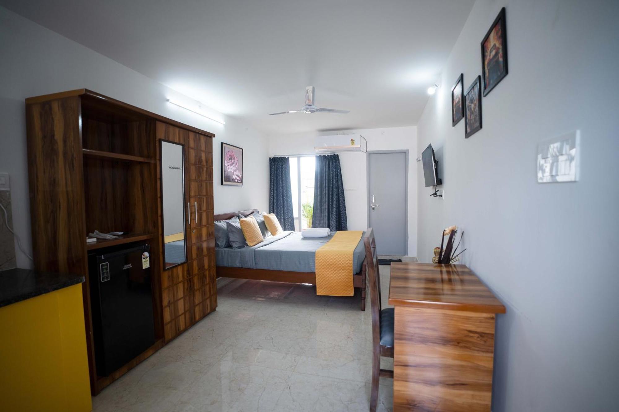 Yellow Bells Studios And Suites Gachibowli Ngoại thất bức ảnh